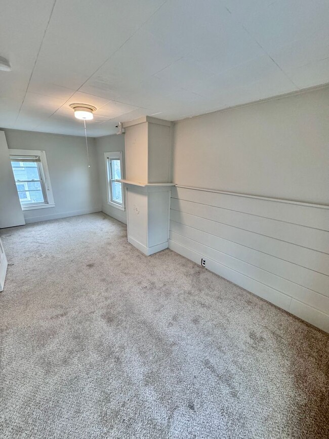 Building Photo - Charming New England 3 Bedroom Apartment, ...