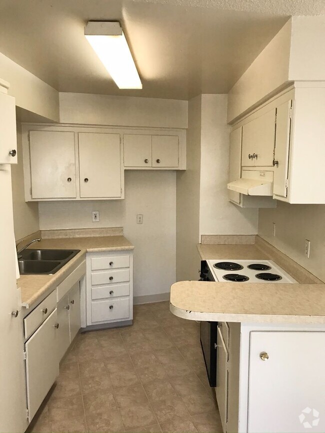 Building Photo - Convenient 2x1 with Parking- dog friendly!