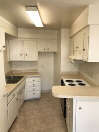Building Photo - Convenient 2x1 with Parking- dog friendly!