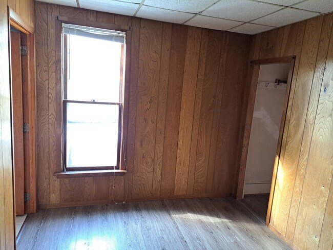 Building Photo - 619 E Parkway Ave