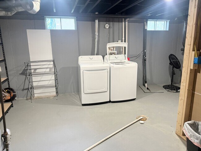 Building Photo - Spacious Modern 4 bedroom, 1 Full Ba, 2 Half bath
