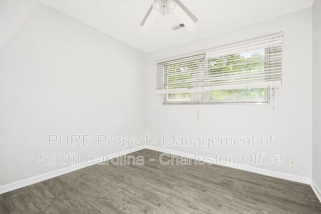 Building Photo - 628 Constant Dr