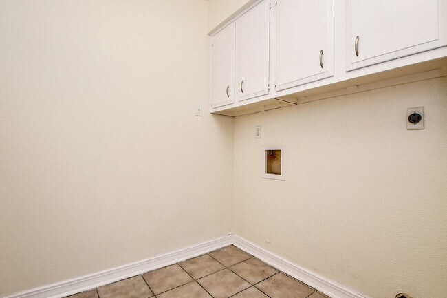 Building Photo - 16823 Cobble Ridge Dr
