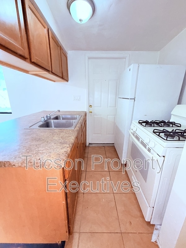 Building Photo - 1644 N Beverly Ave