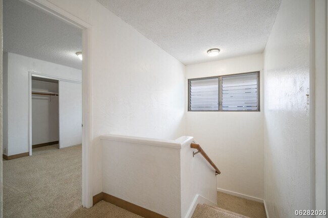 Building Photo - Rarely Available 3-bed/2.5-bath/2-parking Townhouse in Aiea
