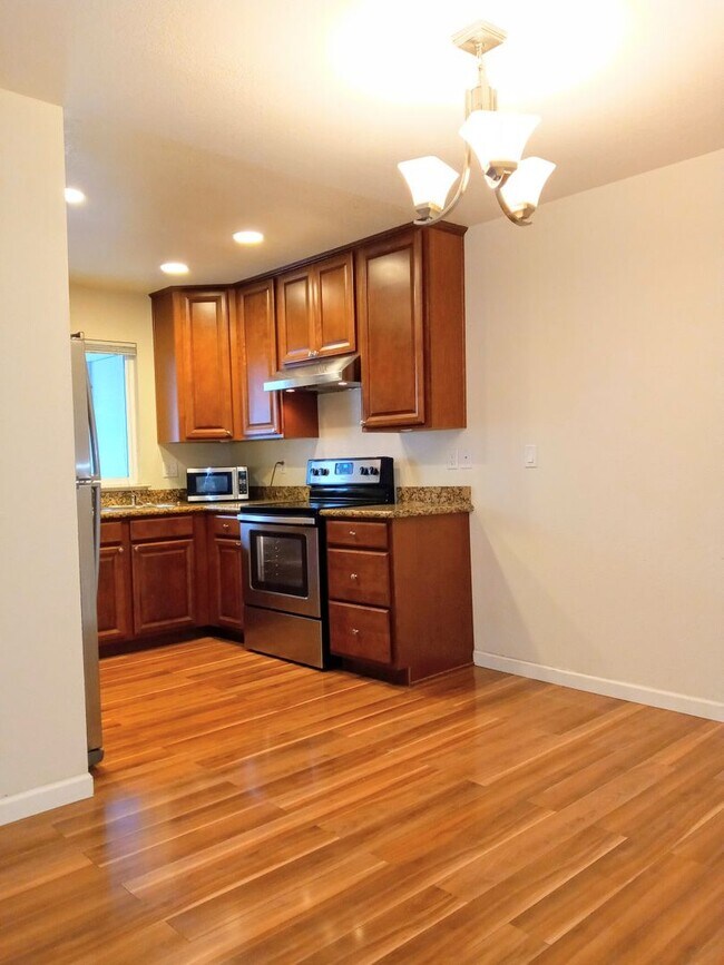 Building Photo - Great Second Floor 2bd Condo With Pool in Gated Complex