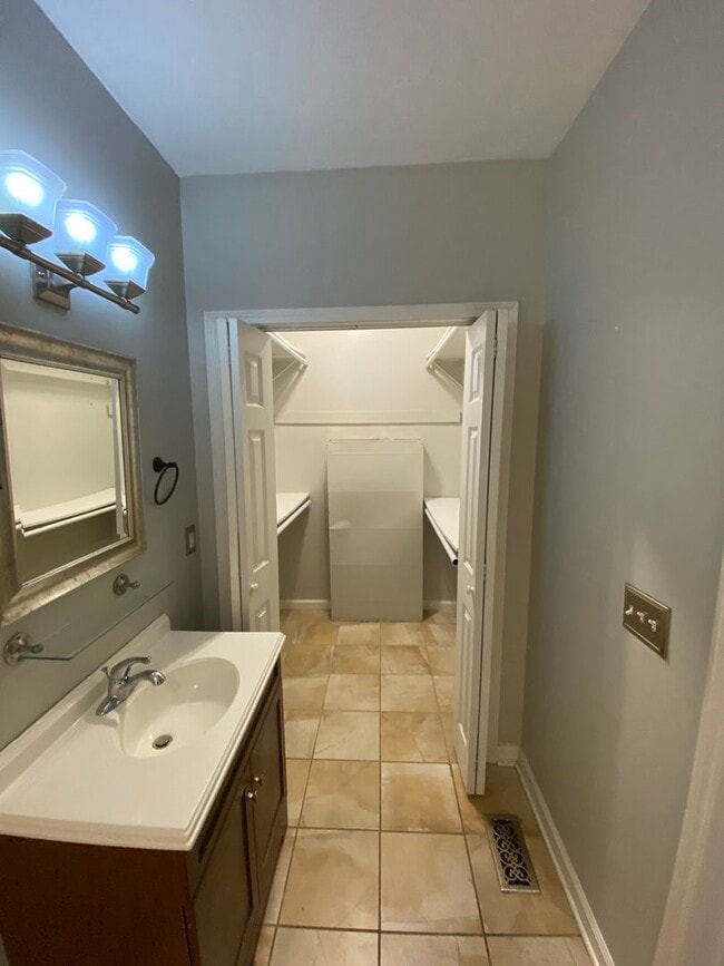 Building Photo - 3 bed 2 bath House in Germantown