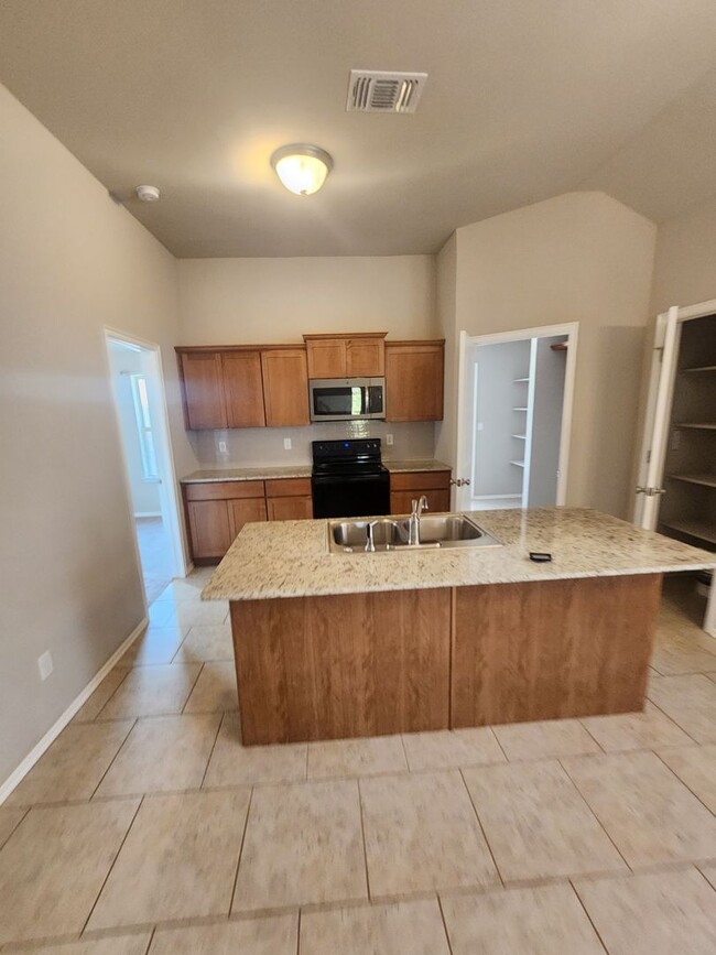 Building Photo - $500 OFF FIRST MONTHS RENT SPECIAL! Mustan...