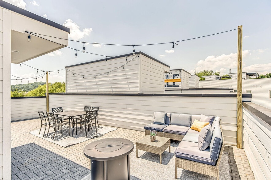 Building Photo - 970 Youngs Ln