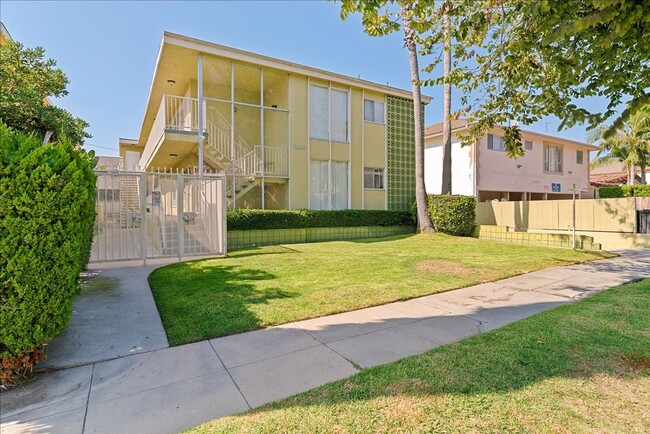 Building Photo - Newly Renovated One Bedroom Apartment!