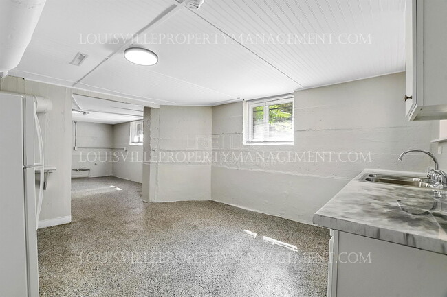 Building Photo - 319 W Lee St