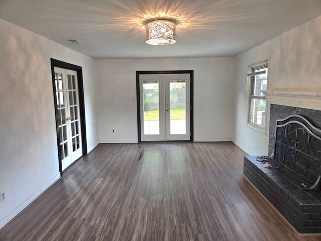 Building Photo - Spacious Five Bedroom