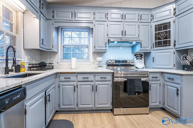 Building Photo - 702 Chambers Dr NE