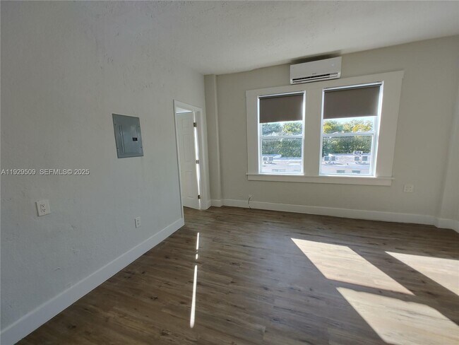 Building Photo - 1629 SW 6th St