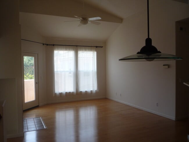 Building Photo - Charming Two-Story Townhome in Union Square