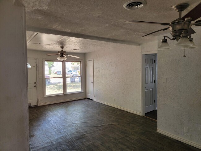 Building Photo - Spacious 3 Bed 1 bath home
