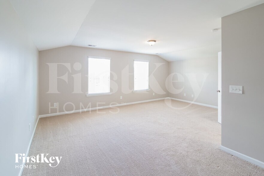 Building Photo - 647 Redbud Ln