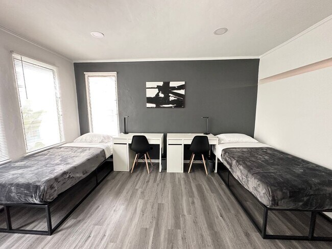 Building Photo - 832 Hilgard Ave