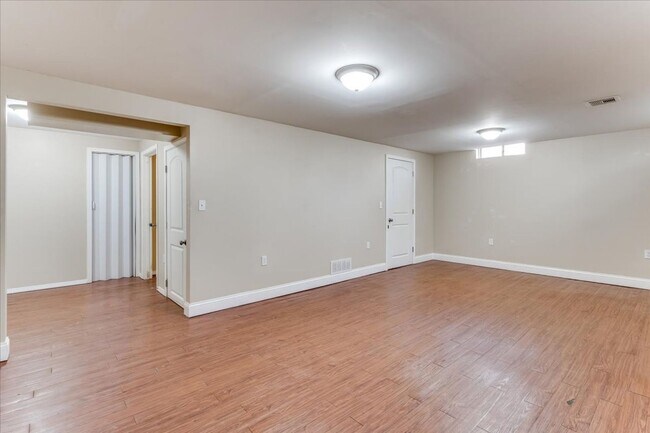Building Photo - 3 Bedroom, 2 Bathroom!