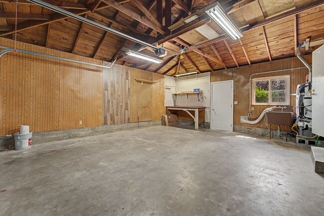 Building Photo - 698 King Ave
