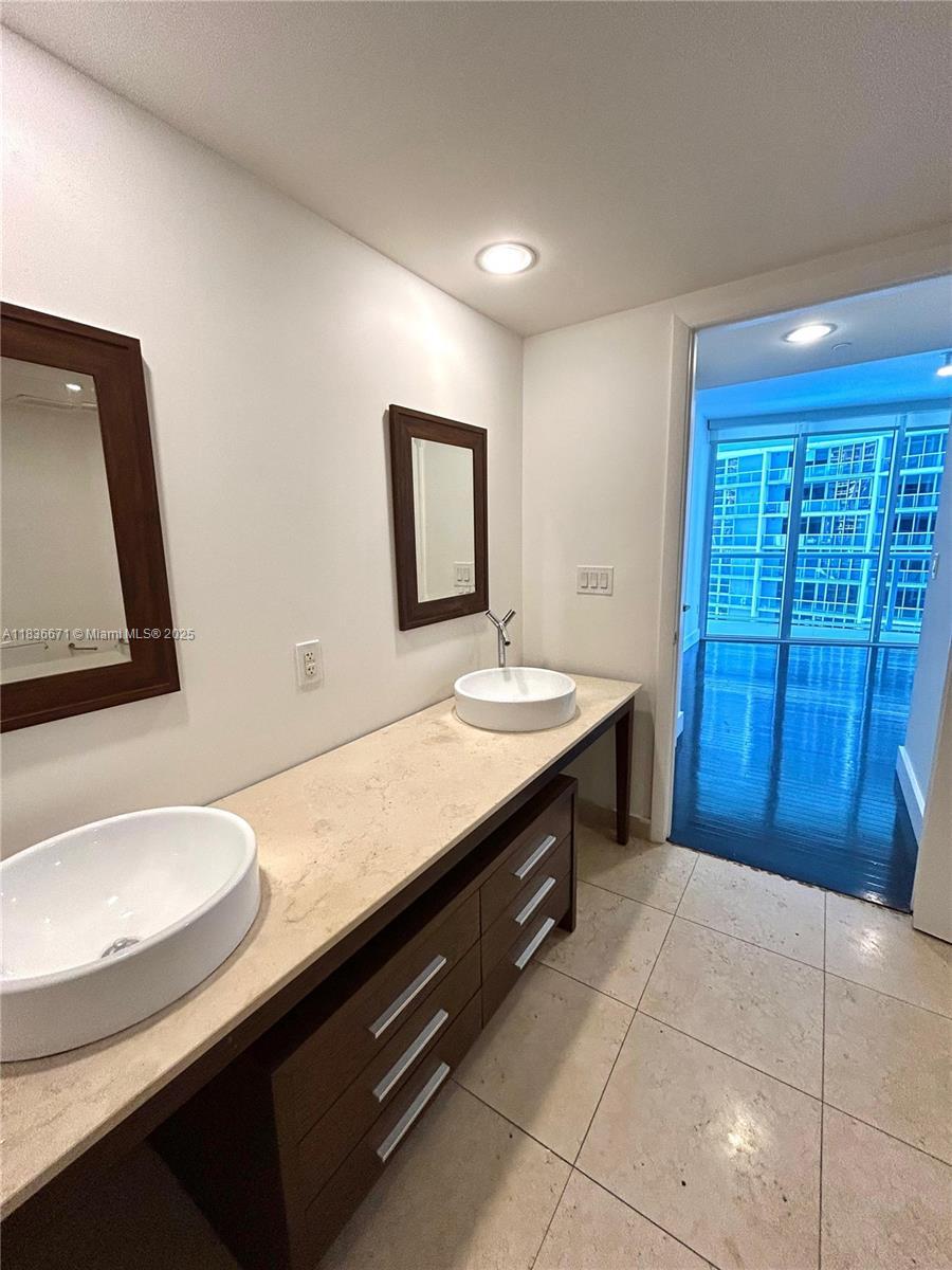 Building Photo - 475 Brickell Ave