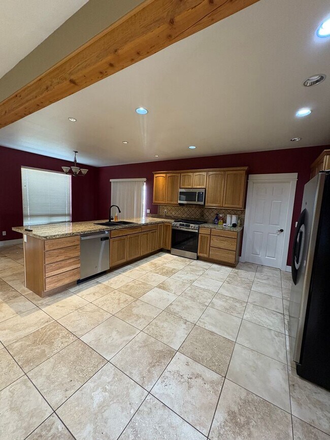 Building Photo - Beautiful Country Home on 20 Acres with Stunning Mountain Views