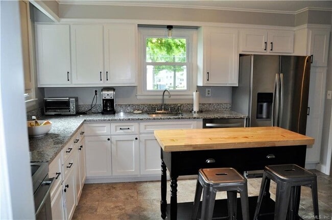 Building Photo - Lovely 3 Bedroom 2 Bathroom Single Family Home In Desirable West Hartford