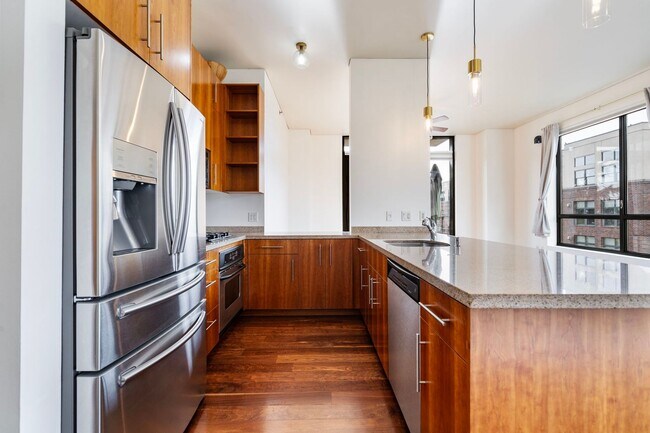Building Photo - Park Place - 1 bed/1.5 bath/bonus room - Pearl District Condo w/NEW paint/bedroom carpet/parking/...