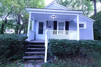 Building Photo - 2 Bedroom 1 Bath Bungalow Next to Woodside Pool