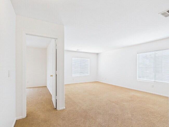 Building Photo - Spacious Heartland Ranch Beauty