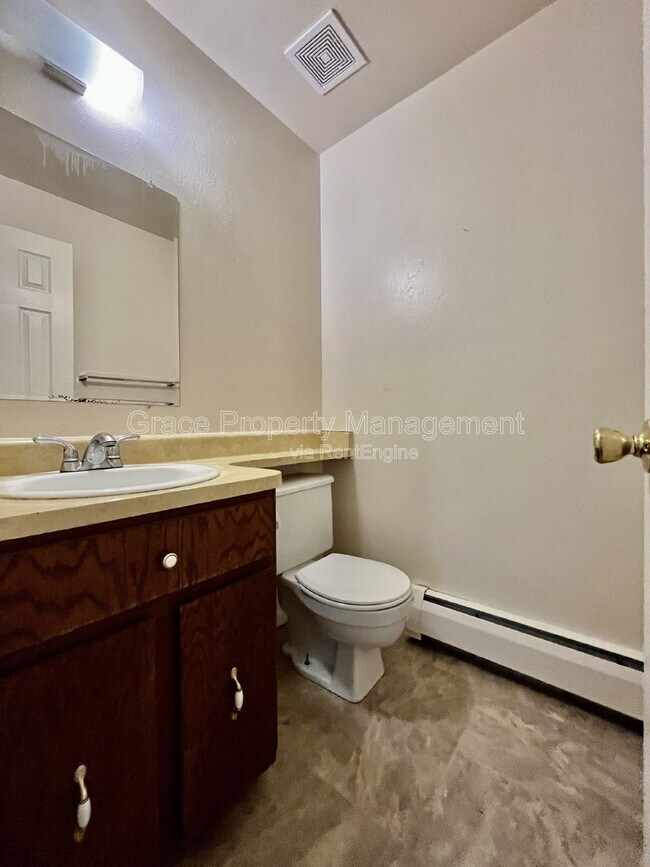 Building Photo - 2582 Ridge Dr