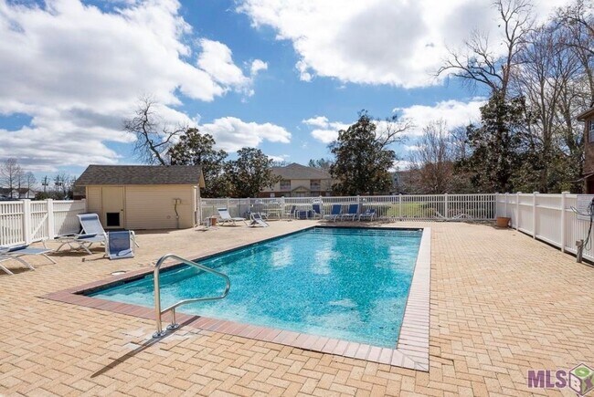 Building Photo - 900 Dean Lee Dr