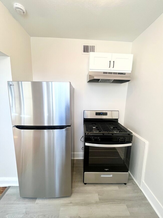 Building Photo - 1329 N Lorel Ave