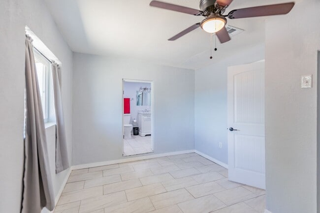 Building Photo - Adorable updated 2 Bedroom 1 Bath Home on ...