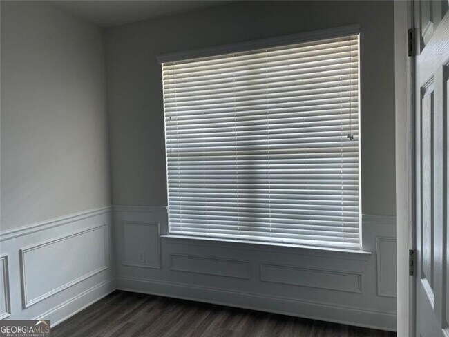 Building Photo - 560 Vandenburg Dr