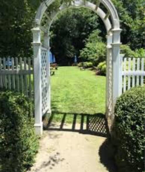 Picnic and barbecue area - 412 Benedict Ave