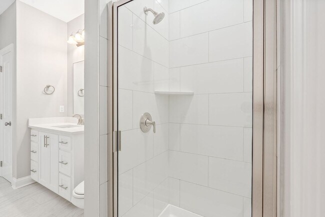 Building Photo - Short-Term Lease Only!