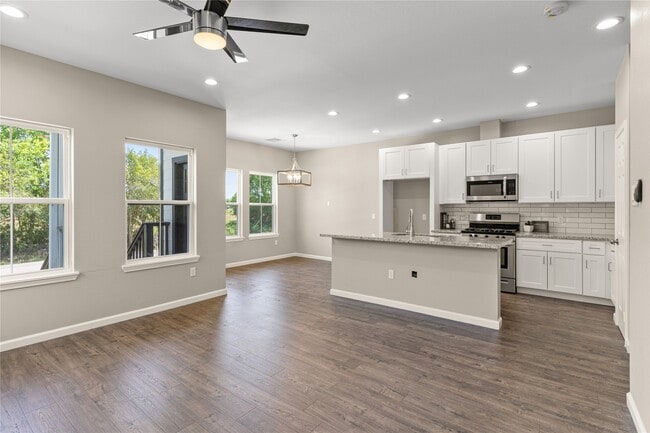 Primary Photo - 5107 Groveton St