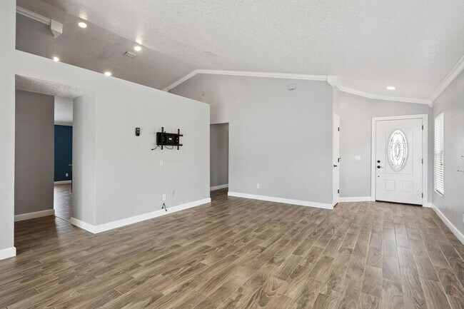 Building Photo - Fully renovated and updated 3/2/2 home with HUGE fenced yard in East Orlando