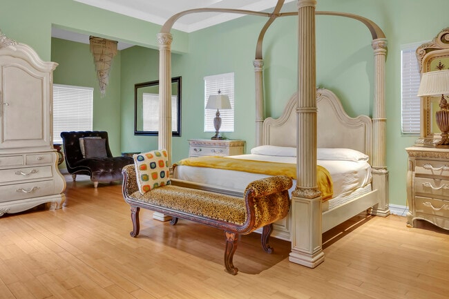 Building Photo - 12121 70th Pl N