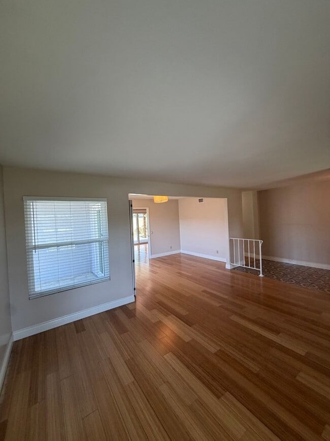 Building Photo - Beautiful 3 Bedroom Home in Avocado Heights