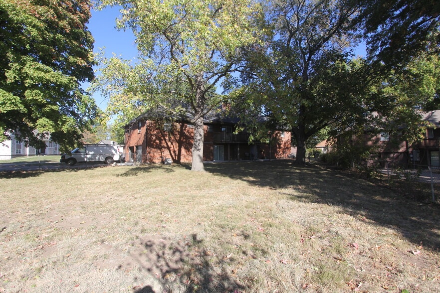 Building Photo - 220 NW Highland Ln