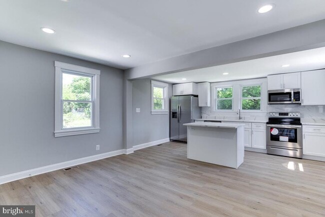 Building Photo - 1227 Tyler Ave