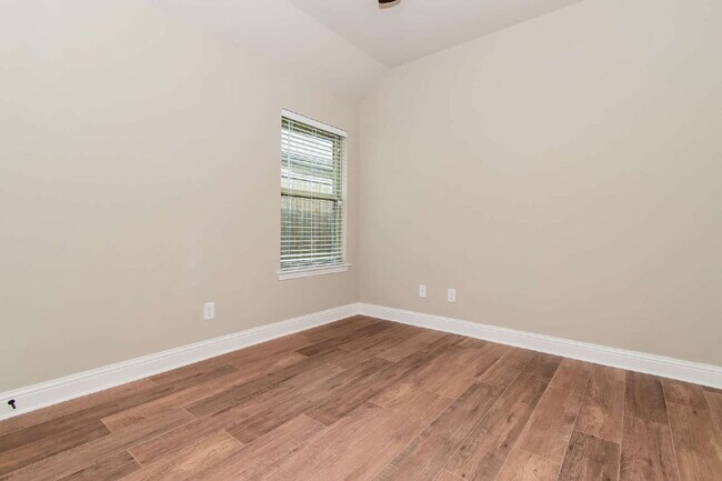 Building Photo - 309 Peachtree Ln