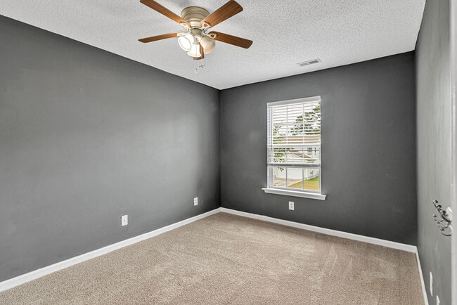 Building Photo - 106 Briar Hollow Dr