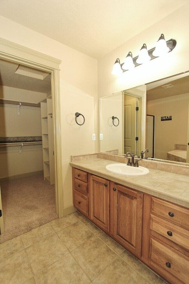 Building Photo - Immaculate Single-Level Townhouse