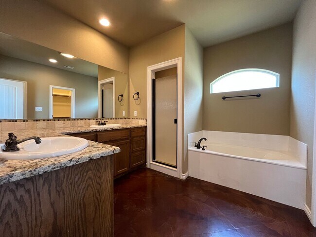 Building Photo - Single Family Home:  4 bedroom, 2 bath