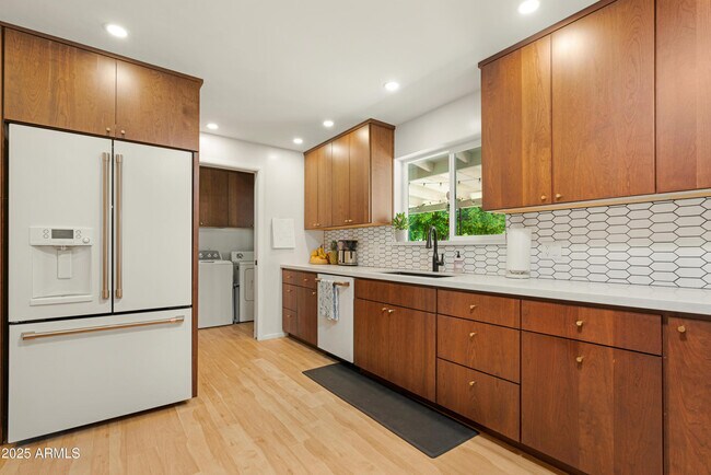 Building Photo - 1021 W Las Palmaritas Dr