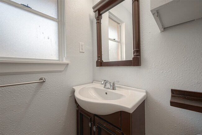 Building Photo - 4923 Poinciana Dr