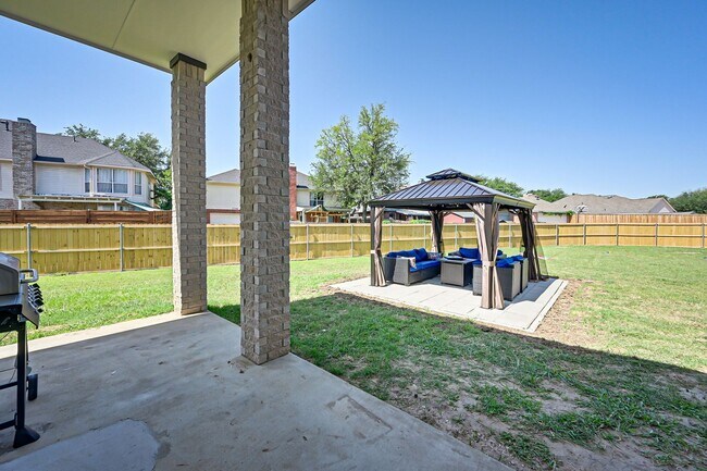 Building Photo - FULLY FURNISHED Grand Prairie 4 Bedroom Home